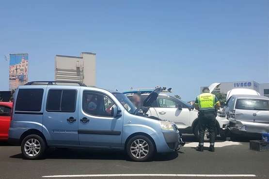 Una colisión de cinco vehículos en la GC-1, a la altura de Telde, causa importantes retenciones de tráfico/TA y Acfi Pres.